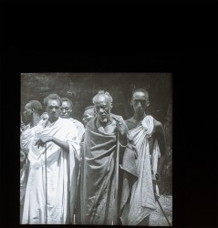 This Breathing Photograph consists of a lanter slide stored behind the tab <a href="http://pju.bridginghumanities.com/tag-search-results/?categorie=$1#79585/f:Watutsi/p:1" onclick="window.location.reload()">Watutsi</a>, and an exposure on <a href="http://pju.bridginghumanities.com/tag-search-results/?categorie=$1#79585/f:roll%20film/p:1" onclick="window.location.reload()">roll film</a> <a href="http://pju.bridginghumanities.com/tag-search-results/?categorie=$1#79585/f:PJU-296/p:1" onclick="window.location.reload()">PJU-296</a>, produced in <a href="http://pju.bridginghumanities.com/tag-search-results/?categorie=$1#79585/f:1947/p:1" onclick="window.location.reload()">1947</a>. SB LS pju-10256_doos 2_Watutsi_PJU-296_6